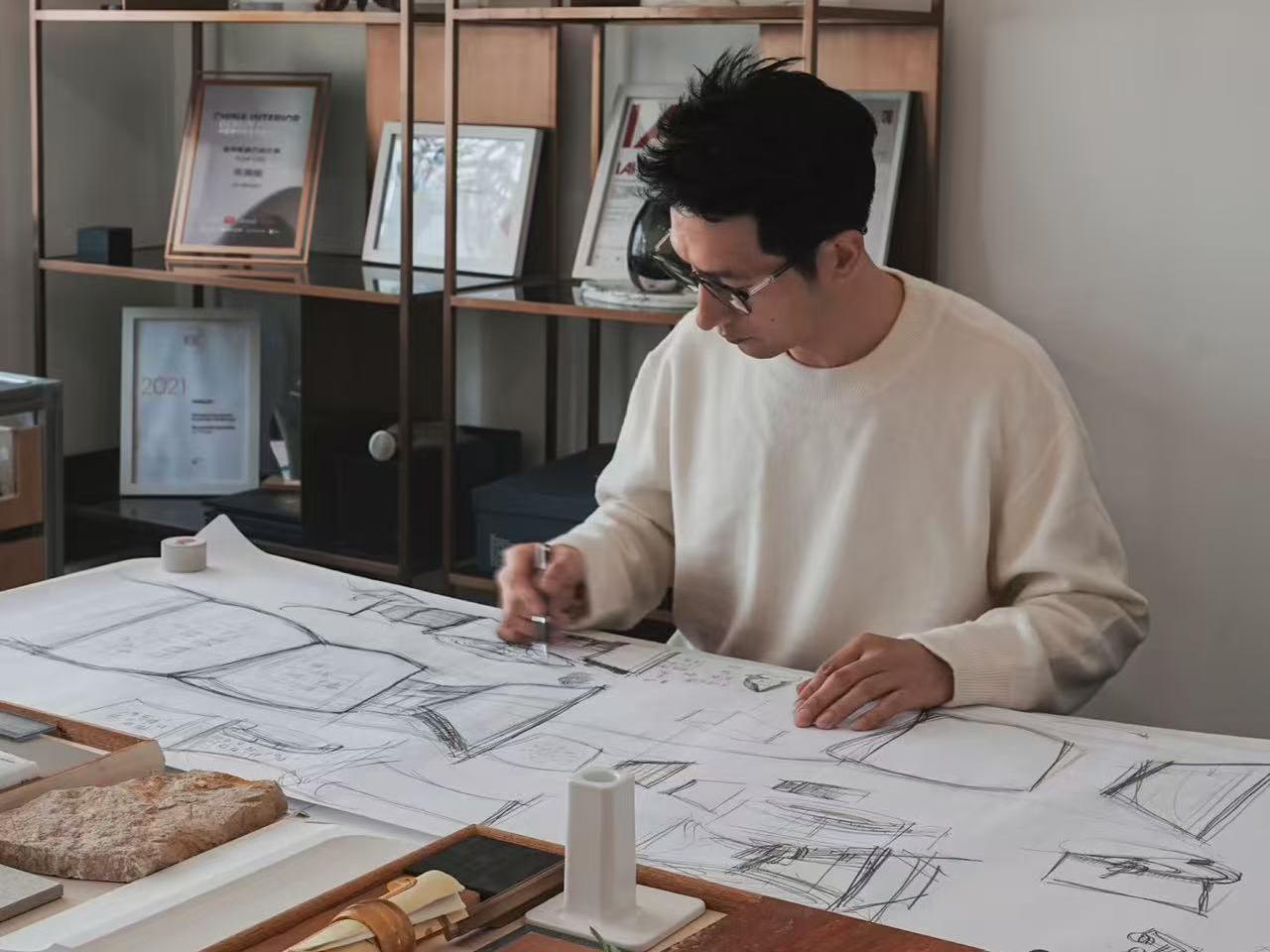 Close-up of a Molekaus designer sketching elegant botanical illustrations by hand with a pencil, showcasing our traditional, tool-free design process for our timeless journals.
